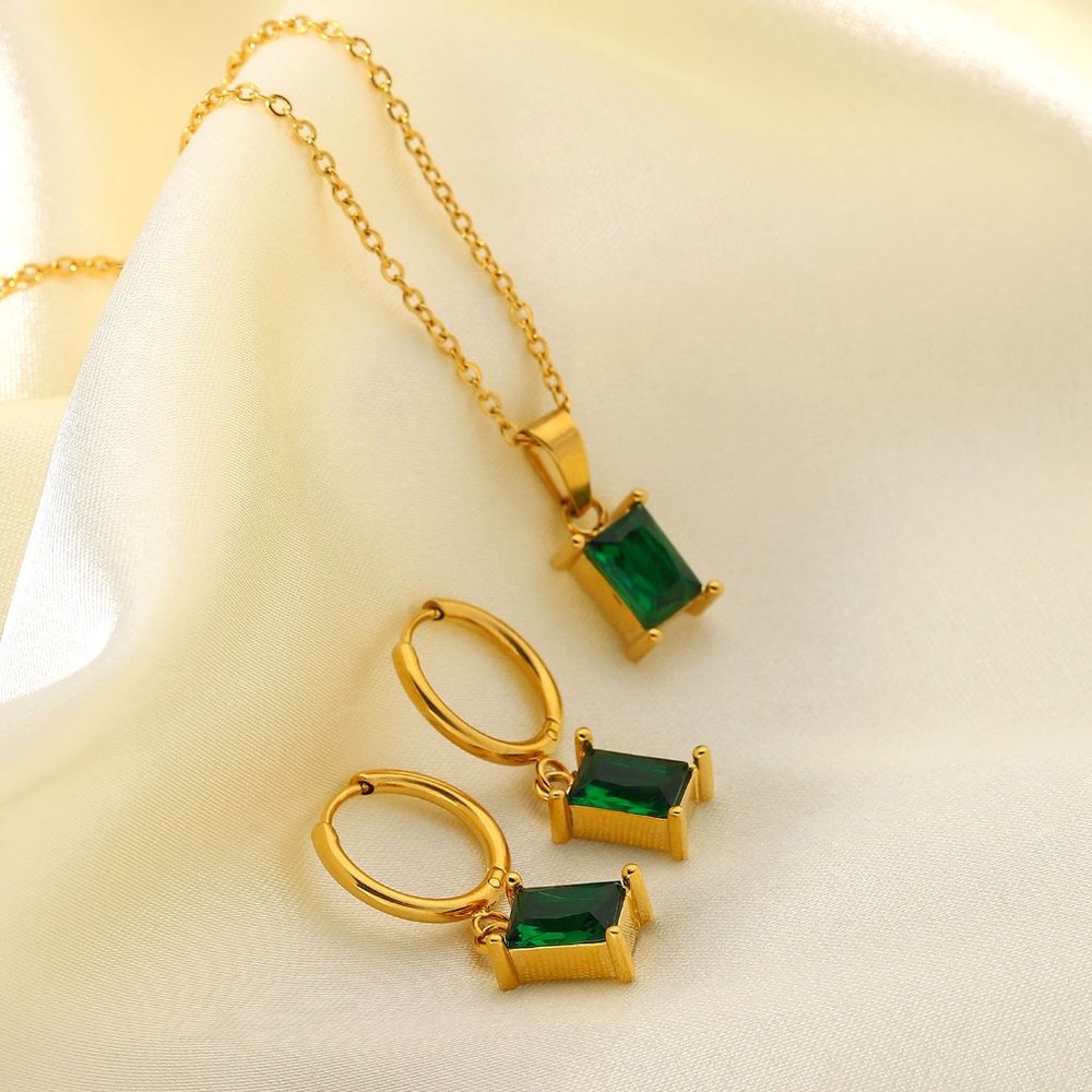 Emerald Lana Necklace - Picture 3 of 8